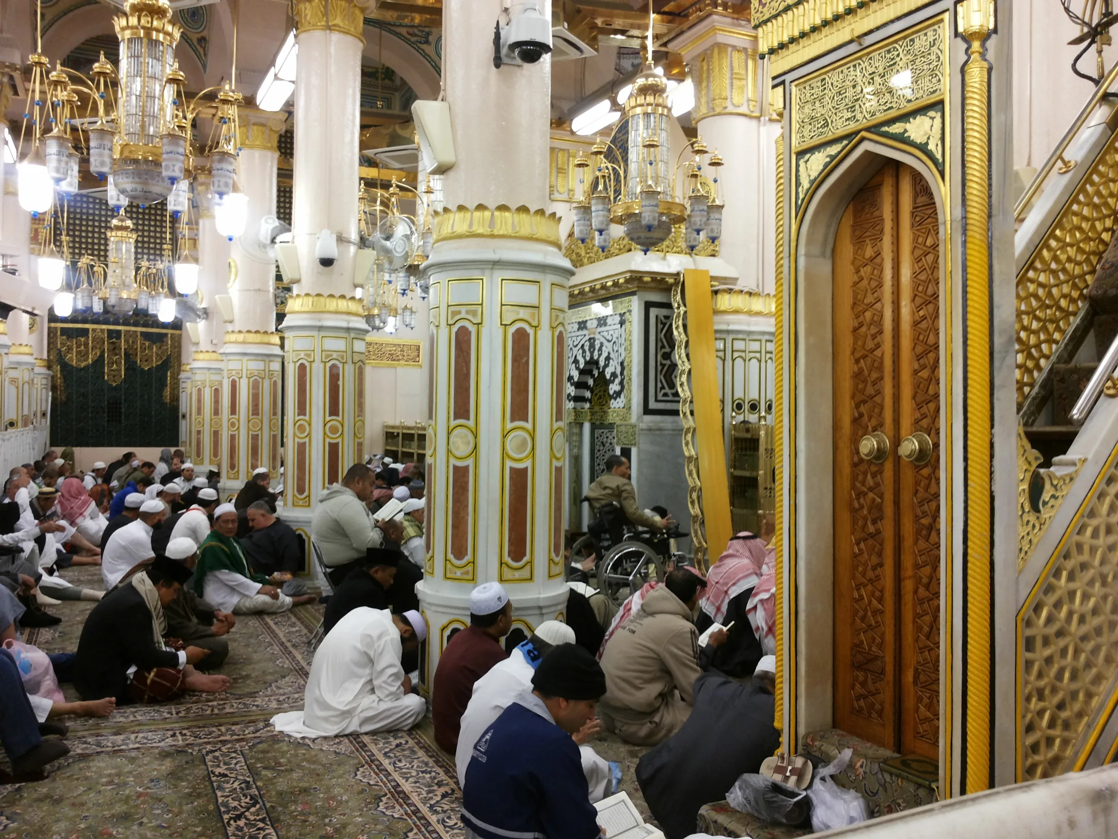 Real photograph of the Rawdah area inside Masjid an-Nabawi